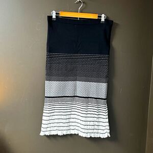 Le Lis Blanc Deux Women's Knit Striped Mini Skirt Size M Black White Ruffle